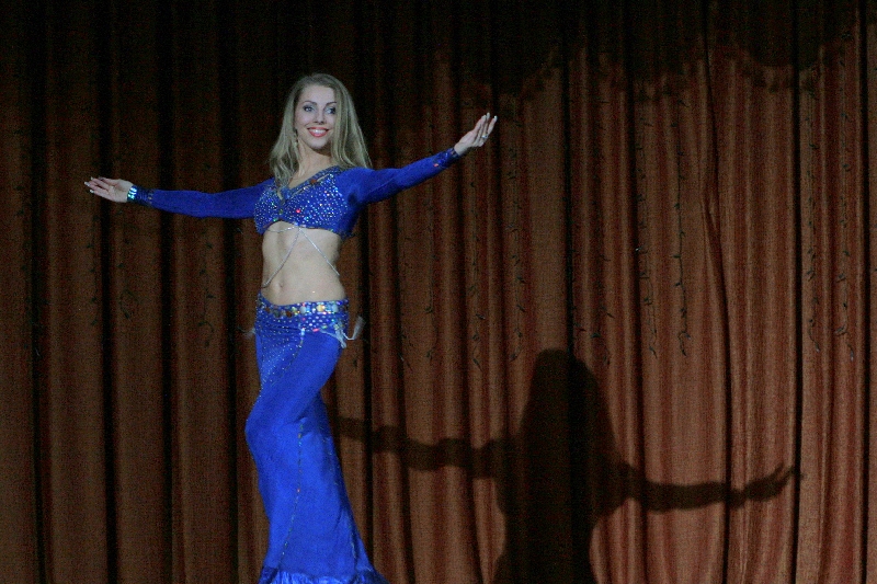 Наталья во время выступления на конкурсе восточного танца.