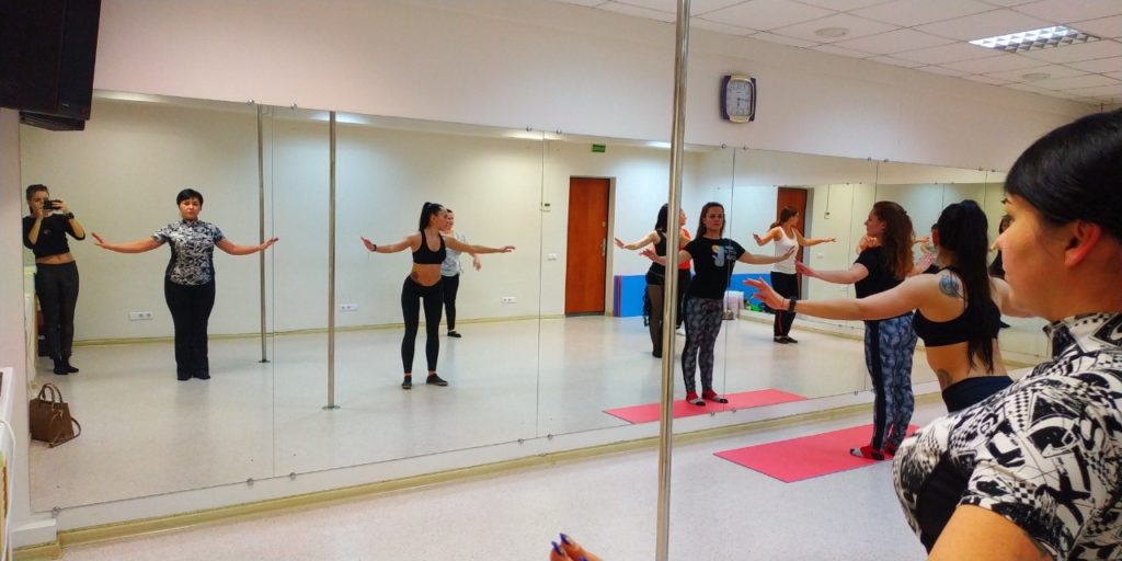 Евгения и её дочь Полина на занятиях в студии танца Queens